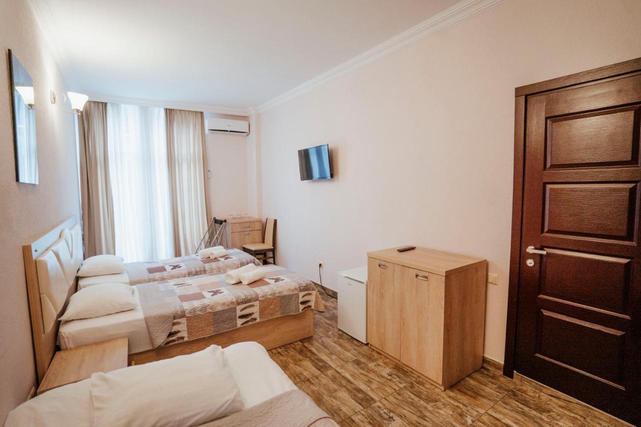 Hotel General バトゥーミ エクステリア 写真