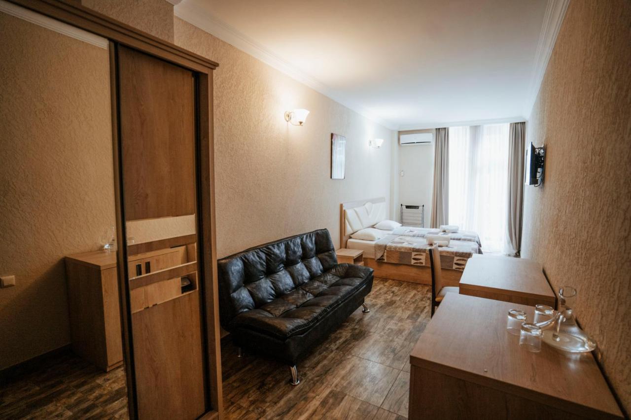 Hotel General バトゥーミ エクステリア 写真