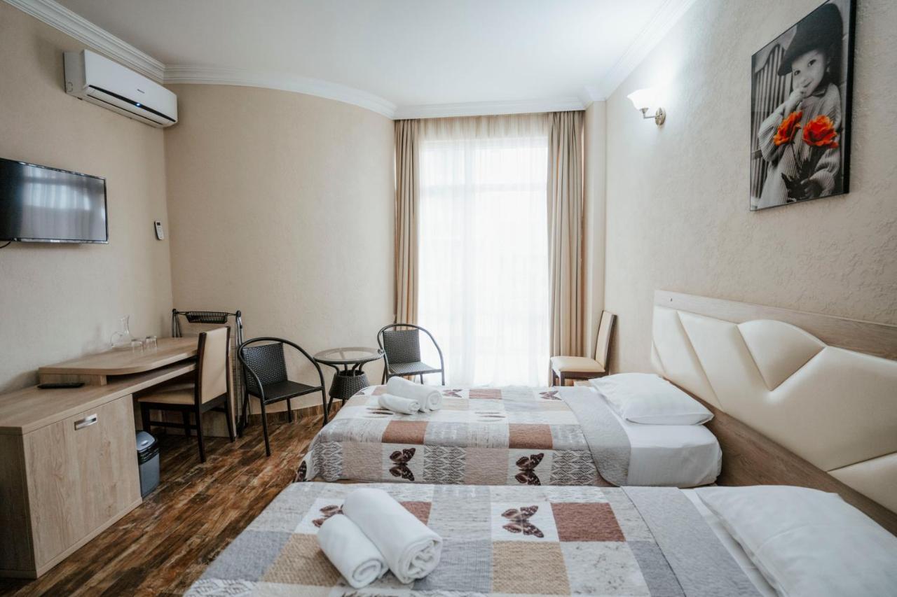Hotel General バトゥーミ エクステリア 写真
